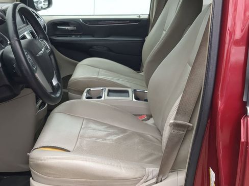 Used 2013 Chrysler Town & Country Touring-L FWD image 16
