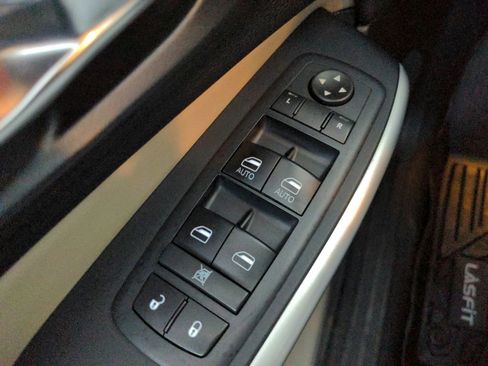 Used 2017 Jeep Cherokee Latitude w/ Comfort/Convenience Group AWD/4WD image 23