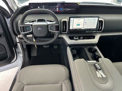 New 2025 Ford Expedition Active image 31