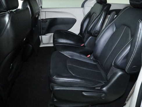 Used 2024 Chrysler Pacifica Select image 14