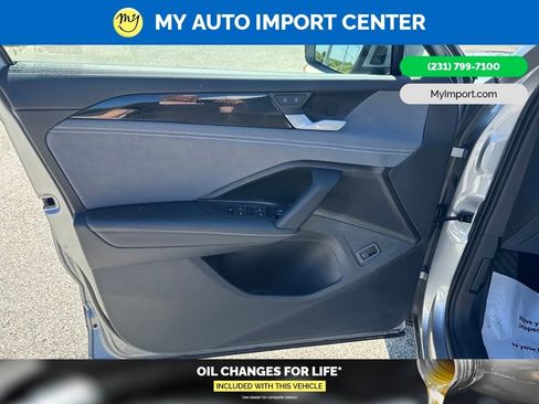 Used 2025 Volkswagen Tiguan SE AWD/4WD image 10