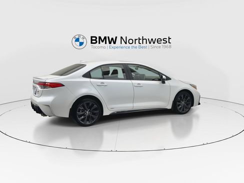 Used 2025 Toyota Corolla SE w/ SE Premium Package AWD/4WD image 4