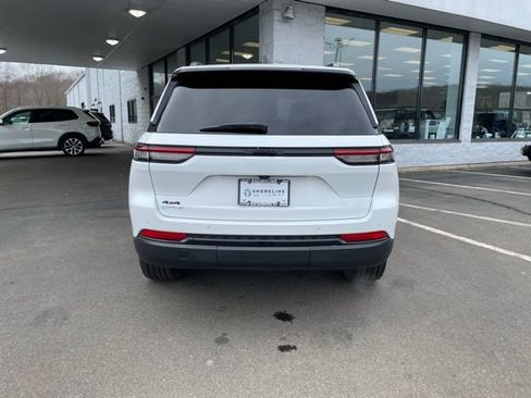Used 2023 Jeep Grand Cherokee Altitude AWD/4WD image 6