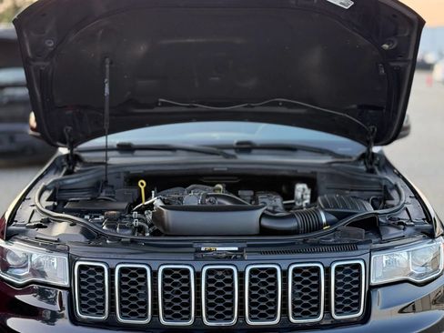 Used 2017 Jeep Grand Cherokee Laredo AWD/4WD image 28