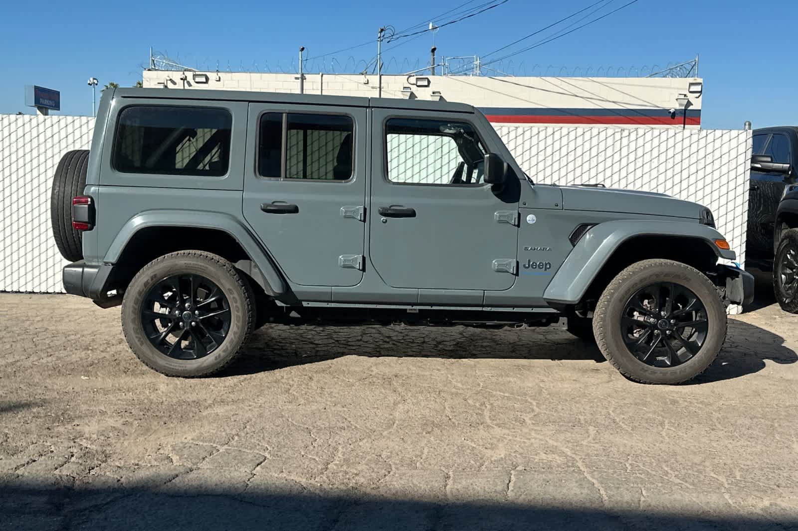 Used 2024 Jeep Wrangler Unlimited Sahara AWD/4WD image 9