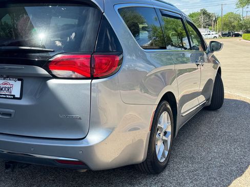 Used 2020 Chrysler Pacifica Limited image 4