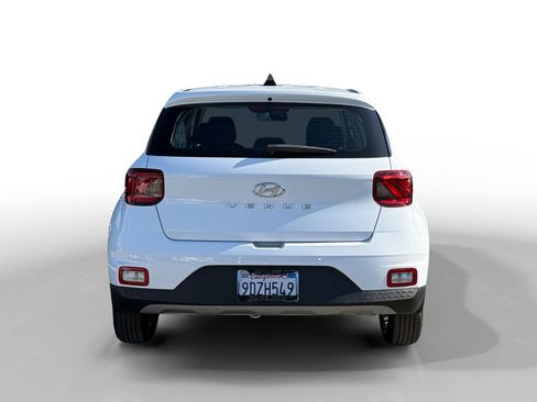 Certified 2022 Hyundai Venue SE image 4
