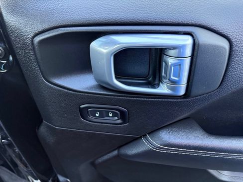 Used 2022 Jeep Wrangler Unlimited Sahara w/ LED Lighting Group AWD/4WD image 12