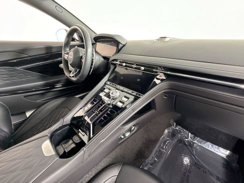 Used 2025 Aston Martin DB12 Coupe image 26