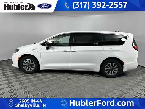 Used 2024 Chrysler Pacifica Limited FWD image 5