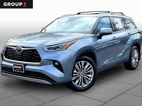 Certified 2024 Toyota Highlander Platinum AWD/4WD image 1