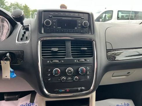 Used 2016 Dodge Grand Caravan SXT FWD image 17