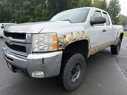 Used 2010 Chevrolet Silverado 2500 LT w/ Interior Plus Package AWD/4WD image 3