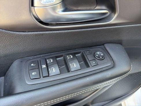 Used 2025 Chrysler Pacifica Select image 21