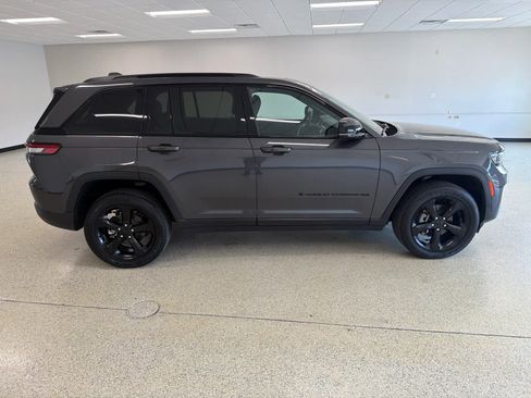 Used 2024 Jeep Grand Cherokee Altitude AWD/4WD image 6