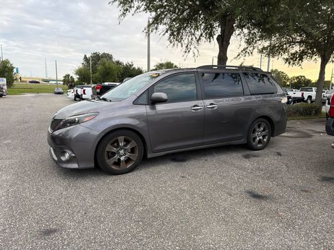 Used 2015 Toyota Sienna SE FWD image 2
