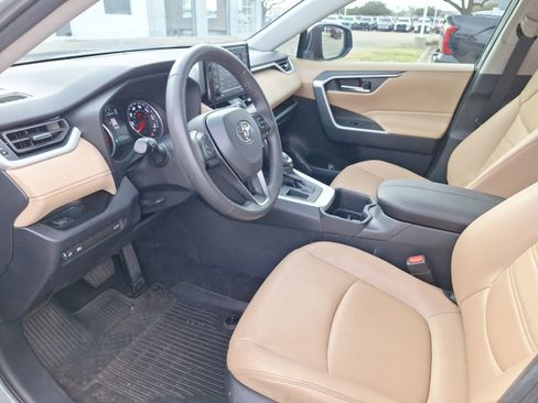 Used 2022 Toyota RAV4 XLE Premium image 14