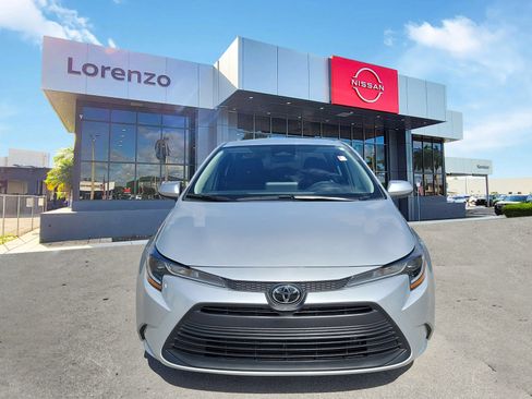 Used 2023 Toyota Corolla LE w/ LE Convenience Package FWD image 2