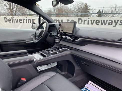 Used 2025 Toyota Sienna XSE image 18