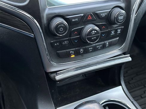 Used 2018 Jeep Grand Cherokee Overland image 28