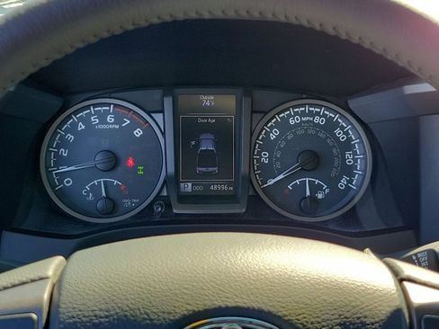 Used 2017 Toyota Tacoma TRD Sport image 25