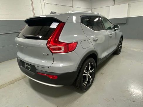 Used 2025 Volvo XC40 B5 Core image 3