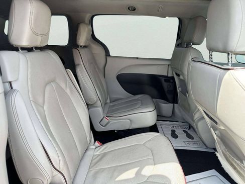 Used 2018 Chrysler Pacifica Limited w/ Advanced Safetytec Group FWD image 20