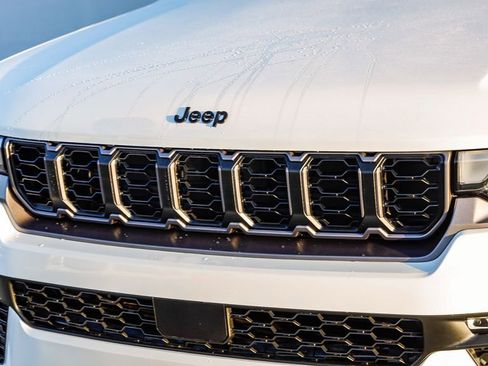 New 2026 Jeep Grand Cherokee Limited w/ Limited Altitude Package AWD/4WD image 6