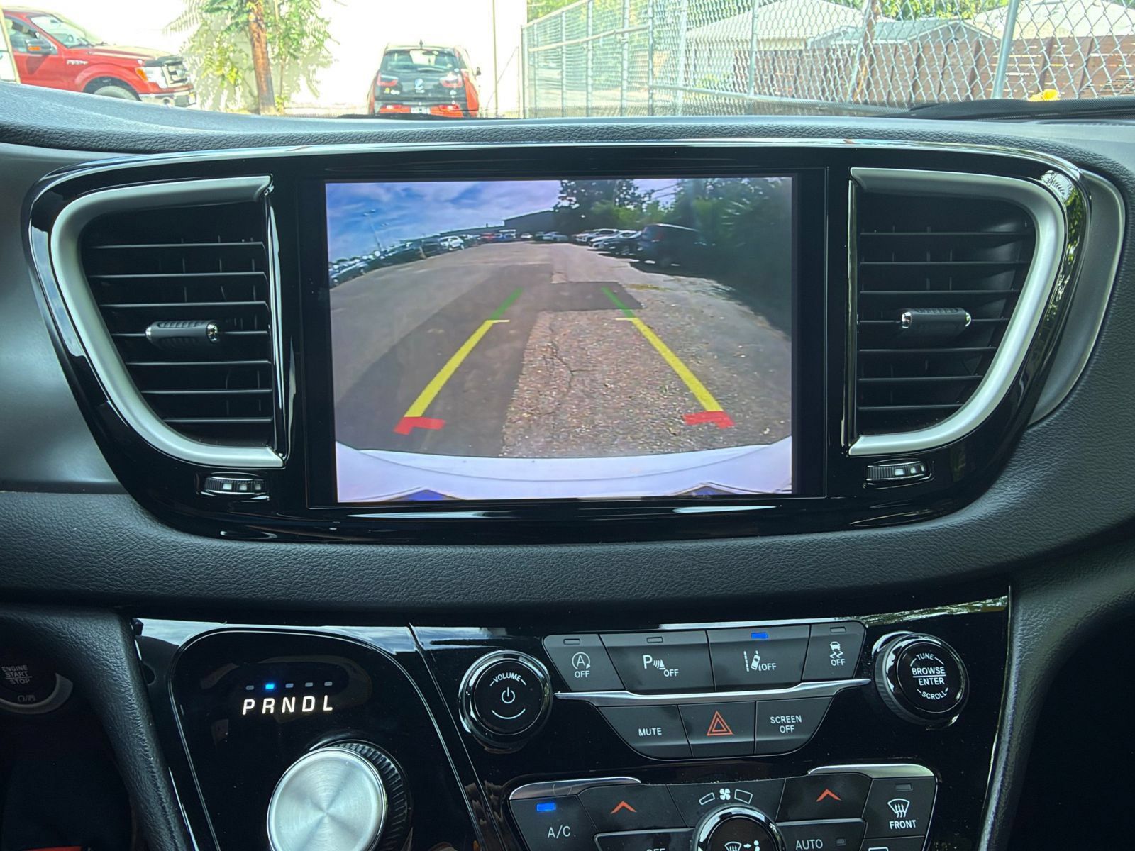 Used 2025 Chrysler Pacifica Select FWD image 25