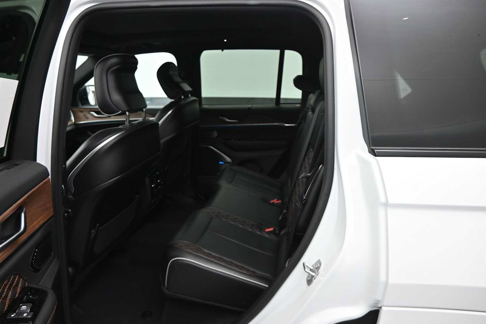 Used 2022 Jeep Grand Cherokee Summit w/ Advanced Protech Group IV AWD/4WD image 12