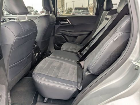 Used 2025 Mitsubishi Outlander SE image 26