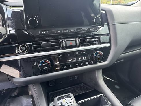Used 2024 Nissan Pathfinder SL FWD image 26
