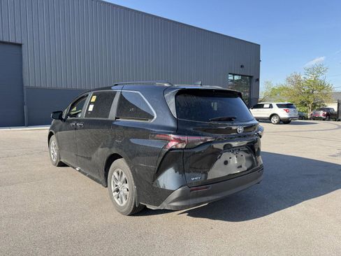 Used 2025 Toyota Sienna FWD image 5