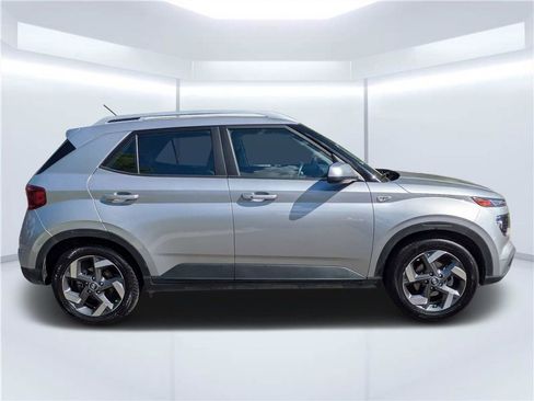 Used 2025 Hyundai Venue SEL FWD image 2