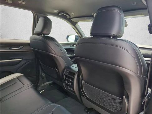 Used 2025 Jeep Grand Cherokee Limited RWD image 19