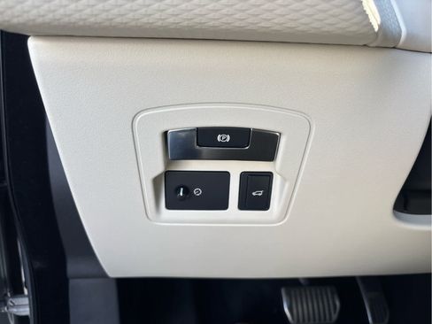 Used 2018 Land Rover Range Rover Velar R-Dynamic SE AWD/4WD image 34