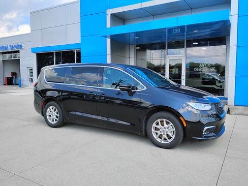 Used 2025 Chrysler Pacifica Select FWD image 4