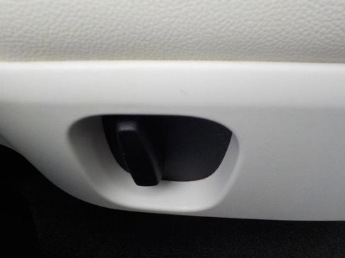 Used 2017 Land Rover Discovery HSE image 45