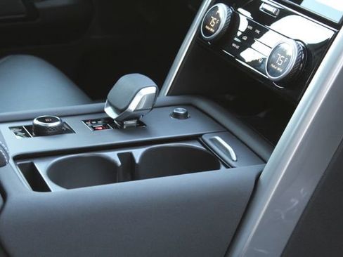 Used 2025 Land Rover Discovery Dynamic SE image 29