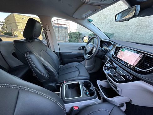 Used 2024 Chrysler Pacifica Limited FWD image 20