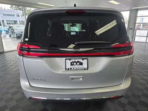 Used 2024 Chrysler Pacifica Touring-L image 5