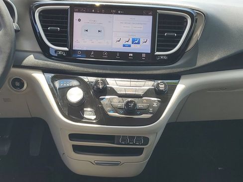 Used 2023 Chrysler Pacifica Touring-L FWD image 15