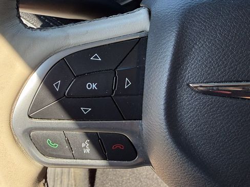 Used 2017 Chrysler Pacifica Limited w/ UConnect Theater Package FWD image 14