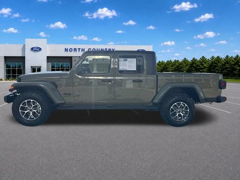 Used 2025 Jeep Gladiator Sport AWD/4WD image 6