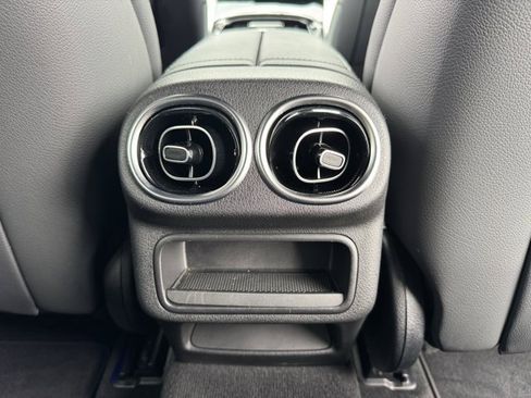 Used 2025 Mercedes-Benz GLC 300 4MATIC image 9