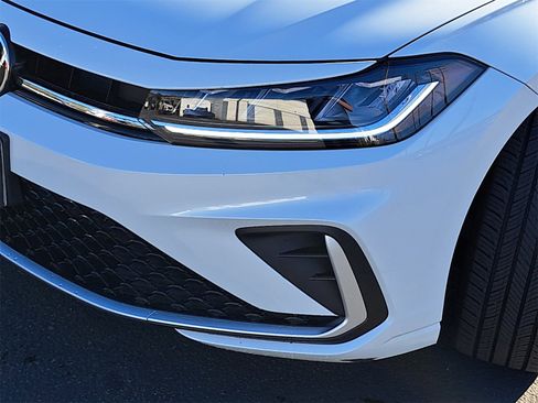 Certified 2025 Volkswagen Jetta SE w/ Sunroof Package image 31