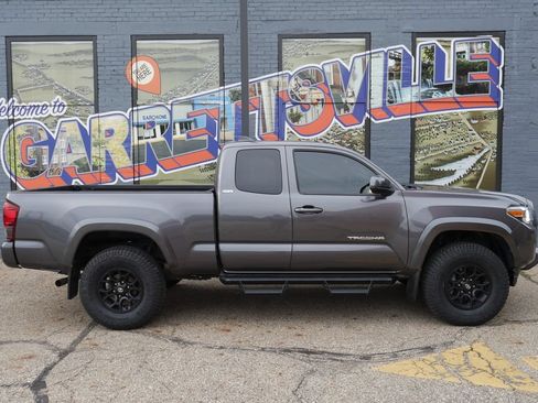 Used 2022 Toyota Tacoma SR5 AWD/4WD image 31