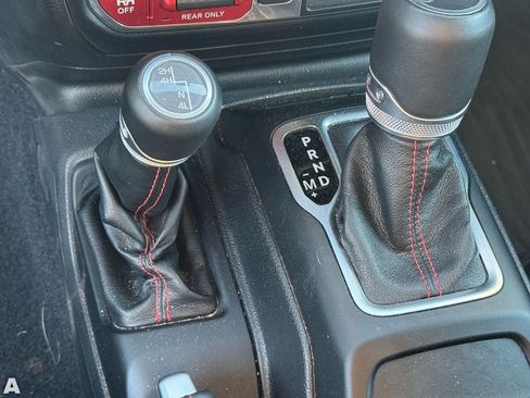 Used 2018 Jeep Wrangler Unlimited Rubicon AWD/4WD image 10