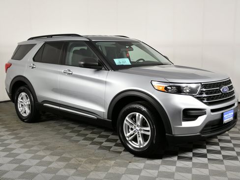 Used 2023 Ford Explorer XLT AWD/4WD image 4