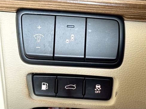 Used 2018 Kia Cadenza Premium w/ Luxury Package image 11